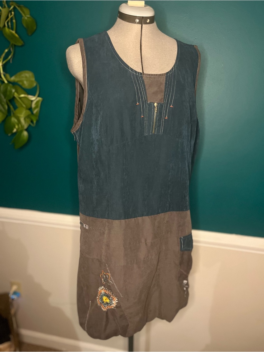 Sleeveless Two-Tone Embroidered Tunic Dress — Teal & gray-ish